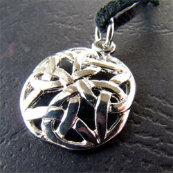 Amulet na l&aacute;sku.