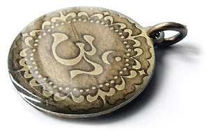 Amulet OM.