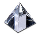 Ručne br&uacute;sen&aacute; pyram&iacute;da z kvalitn&eacute;ho rak&uacute;skeho kry&scaron;t&aacute;lov&eacute;ho skla od spoločnosti Scholer Crystal Austria.
