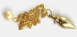 Pekné zlaté barokové kyvadlo.