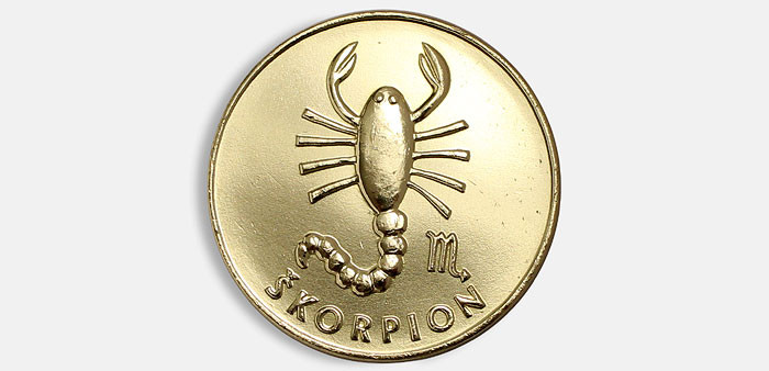 Znamenie Škorpión - zlatistá darčeková minca z ligotavého kovu.