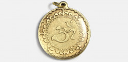 Indický hinduistický posvätný amulet ÓM pre osvietenie a pochopenie zmyslu života.